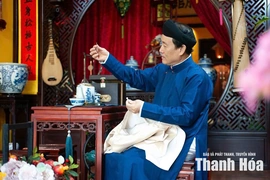 Thong dong cài khuy ngũ thường: Chuyện của người yêu tà áo Việt