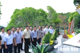 Bí thư Tỉnh ủy Lê Đức Thái dâng hương tưởng niệm các Anh hùng liệt sĩ và kiểm tra công tác sẵn sàng chiến đấu tại Đảo Mê