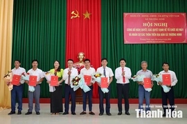 Xã Thượng Ninh công bố nghị quyết, quyết định kiện toàn tổ chức thôn
