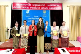 Hội LHPN tỉnh trao hỗ trợ sinh kế và tặng quà cho phụ nữ, trẻ em tỉnh Hủa Phăn