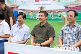Phó Bí thư Thường trực Tỉnh ủy Nguyễn Hồng Phong cổ vũ, động viên các cầu thủ nhí Giải Bóng đá Nhi đồng Báo và Phát thanh, truyền hình Thanh Hóa