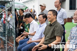 Phó Bí thư Thường trực Tỉnh ủy Nguyễn Hồng Phong cổ vũ, động viên các cầu thủ nhí Giải Bóng đá Nhi đồng Báo và Phát thanh, truyền hình Thanh Hóa