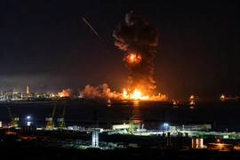 Mỹ không kích Iran sau loạt vụ tấn công tàu hàng ở eo biển Hormuz