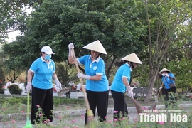 Ra quân dọn vệ sinh môi trường tại Nghĩa trang Liệt sĩ Hàm Rồng