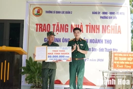 Trường Sĩ quan Lục quân 2 trao nhà tình nghĩa, nhà đại đoàn kết tại phường Bỉm Sơn