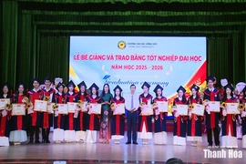 Trường Đại học Hồng Đức bế giảng và trao bằng tốt nghiệp đại học