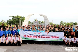 Ra quân dọn vệ sinh môi trường tại Nghĩa trang Liệt sĩ Hàm Rồng