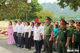 Phó Chủ tịch Thường trực Ủy ban MTTQ tỉnh Đỗ Thị Toán viếng nghĩa trang liệt sĩ và thăm các gia đình chính sách