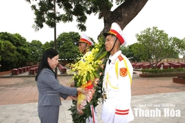 Chủ nhiệm Ủy ban Kiểm tra Tỉnh ủy Phạm Thị Thanh Thủy viếng nghĩa trang liệt sỹ; thăm, tặng quà gia đình chính sách