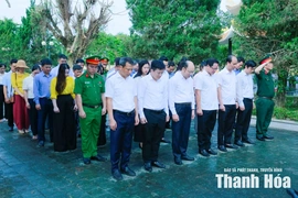 Phó Chủ tịch UBND tỉnh Cao Văn Cường viếng nghĩa trang liệt sĩ; thăm hỏi, tặng quà gia đình chính sách tại xã Hậu Lộc, Triệu Lộc