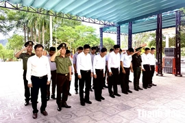 Đoàn đại biểu tỉnh Thanh Hóa viếng các Anh hùng liệt sĩ tại Nghĩa trang Liệt sĩ quốc tế Việt - Lào, tỉnh Nghệ An