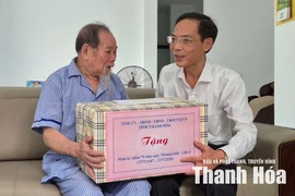 Phó Chủ tịch UBND tỉnh Đầu Thanh Tùng viếng nghĩa trang liệt sĩ; thăm, tặng quà gia đình chính sách phường Quang Trung, Bỉm Sơn