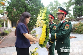 Phó Trưởng đoàn ĐBQH tỉnh Lương Thị Hoa viếng nghĩa trang liệt sĩ và thăm, tặng quà gia đình chính sách