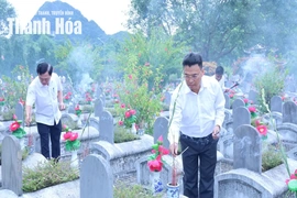 Đoàn công tác của tỉnh dâng hương tri ân các Anh hùng liệt sĩ; thăm, tặng quà người có công tại xã Thiết Ống và Điền Quang