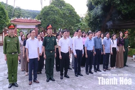 Đoàn công tác của tỉnh viếng nghĩa trang liệt sĩ; thăm, tặng quà gia đình chính sách tại xã Linh Sơn và Đồng Lương