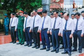 Đoàn đại biểu tỉnh Thanh Hóa dâng hương tại các khu di tích lịch sử cách mạng