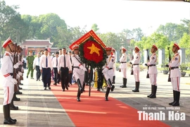 Đoàn đại biểu tỉnh Thanh Hóa dâng hương tưởng niệm Mẹ Việt Nam Anh hùng và các Anh hùng liệt sĩ