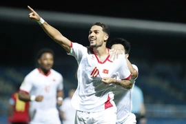 Tuyển Việt Nam hướng tới chiến thắng trước Singapore; UEFA dọa tẩy chay World Cup