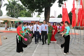 Phó Bí thư Thường trực Tỉnh ủy Nguyễn Hồng Phong dự “Ngày hội toàn dân bảo vệ an ninh Tổ quốc” tại xã Cẩm Tú