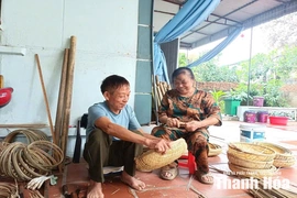 Người cao tuổi “giữ lửa” nghề mây tre đan