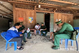 Cán bộ biên phòng giúp dân tiếp cận công nghệ số