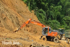 Tiếp tục khắc phục các điểm sạt lở, đảm bảo giao thông thông suốt