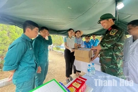 Hội viên phụ nữ trao quà động viên lực lượng làm nhiệm vụ xác định danh tính hài cốt liệt sĩ