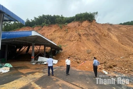 Sạt lở đất sau mưa lớn, ảnh hướng tới một nhà máy tại xã Luận Thành