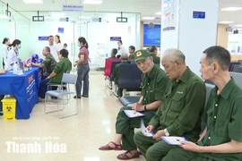 Khám sức khỏe, tiêm vắc xin cúm miễn phí cho gần 100 người có công