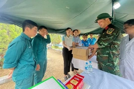 Hội viên phụ nữ trao quà động viên lực lượng làm nhiệm vụ xác định danh tính hài cốt liệt sĩ