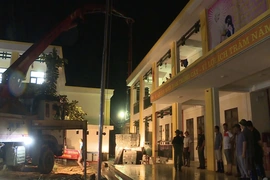 Xuyên đêm xây trường