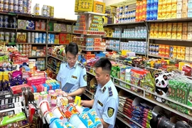 Hàng trăm sản phẩm cánh gà, que cay... không rõ nguồn gốc bị tiêu hủy
