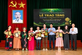 Trao tặng Kỷ niệm chương “Vì sự nghiệp biểu diễn âm nhạc Việt Nam” cho các nghệ sĩ tại Thanh Hóa