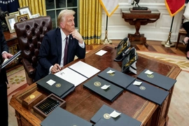 Ông Trump ký hai sắc lệnh hành pháp nhằm thu hẹp quyền công dân theo nơi sinh sau thất bại tại Tòa án Tối cao