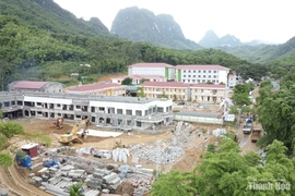 “Vượt nắng, thắng mưa” trên công trình Trường Nội trú liên cấp Tiểu học và THCS Sơn Thủy