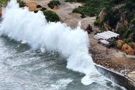 Bão Dolphin đổ bộ miền Đông Trung Quốc, hơn 1 triệu người được sơ tán