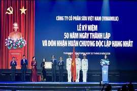 Vinamilk đón nhận Huân chương Độc lập hạng Nhất