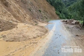 Xã Trung Hạ khẩn trương giải toả điểm sạt lở taluy dương trên Quốc lộ 217