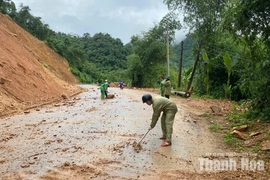 Xã Trung Hạ khẩn trương giải toả điểm sạt lở taluy dương trên Quốc lộ 217