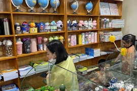 Sắp tựu trường, phụ huynh vẫn chạy khắp nơi tìm sách giáo khoa