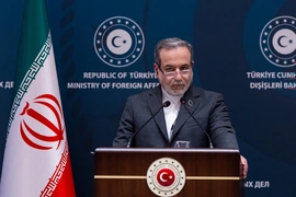 Iran dọa đáp trả đòn trừng phạt kinh tế, ông Trump không loại trừ lựa chọn quân sự