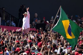 Brazil nóng trước giờ G: Tổng thống Lula và con trai Cựu Tổng thống Bolsonaro cùng bước vào cuộc đua quyền lực