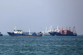 Eo biển Hormuz gần như tê liệt, nhưng dòng dầu vẫn âm thầm được duy trì