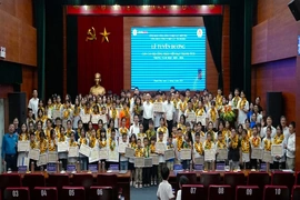 Tuyên dương con cán bộ, công nhân viên Công ty Điện lực Thanh Hóa tiêu biểu