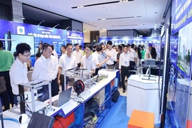 VNPT Thanh Hóa trình diễn các giải pháp công nghệ số tại Hội nghị đối thoại với doanh nghiệp năm 2026