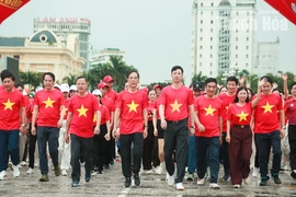 Đông đảo cán bộ, người dân Thanh Hóa mặc áo đỏ sao vàng, hát Quốc ca, đi bộ “Cùng Việt Nam tiến bước”