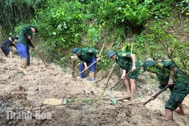 Đồn Biên phòng Tam Thanh kịp thời sơ tán người dân tại khu vực sạt lở đất đến nơi an toàn