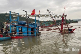 Ảnh hưởng bão số 4, một tàu cá ở phường Nghi Sơn bị chìm