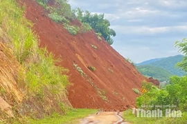Sạt lở khối lượng lớn đất đá, giao thông qua bản Cân Tân Hương ách tắc