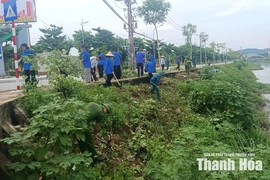 Phường Hạc Thành ra quân tổng vệ sinh môi trường